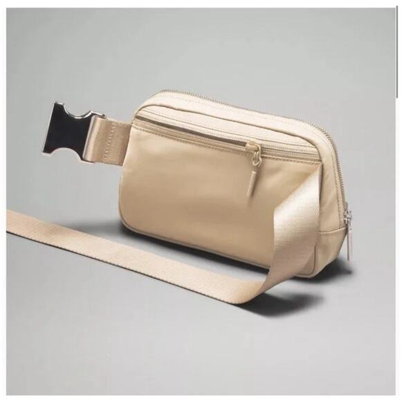 Lululemon Everywhere Belt Bag Trench/White Opal 1L (New With Tags NWT Authentic - Picture 5 of 10